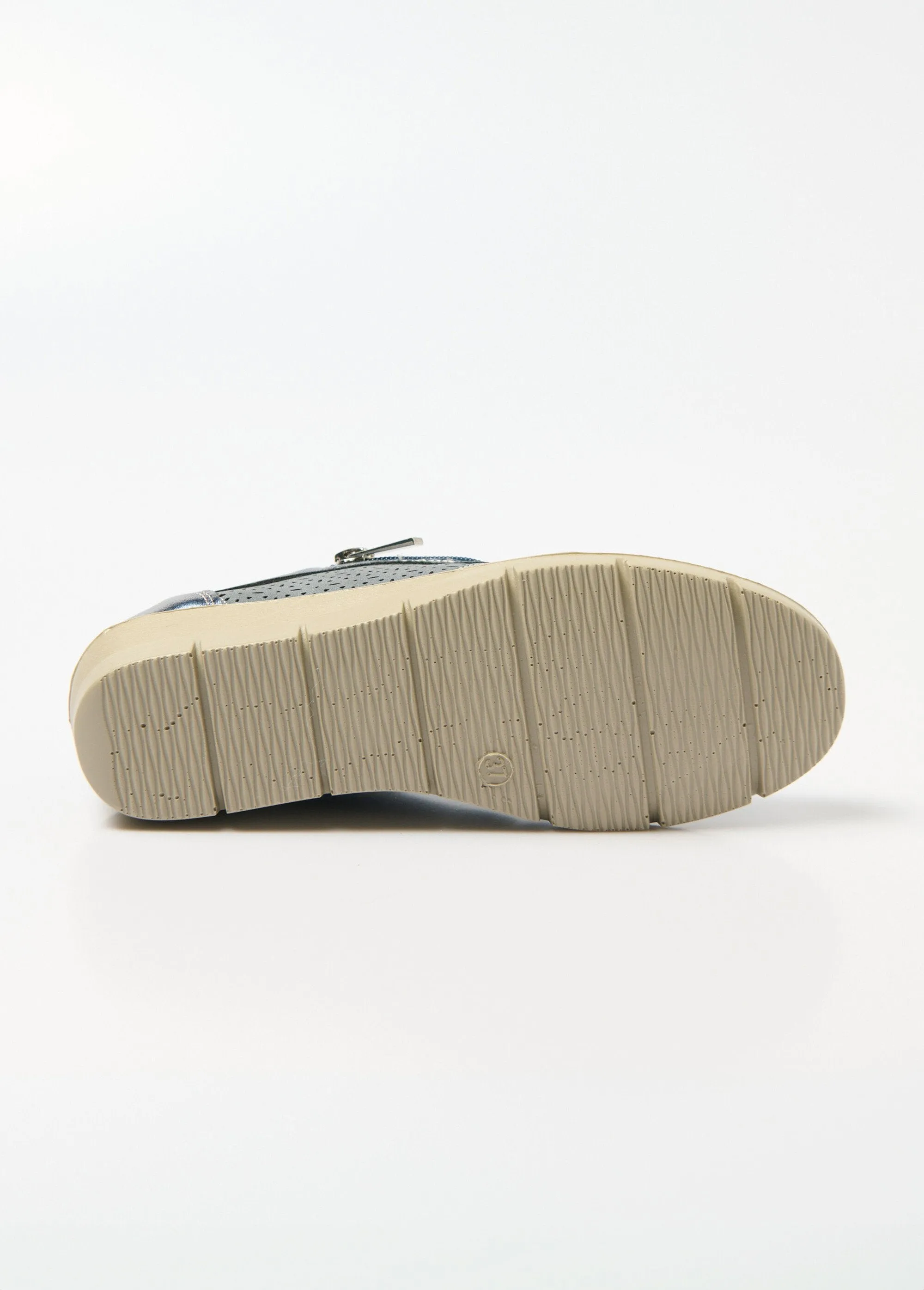 Comfort width zipped sneakers