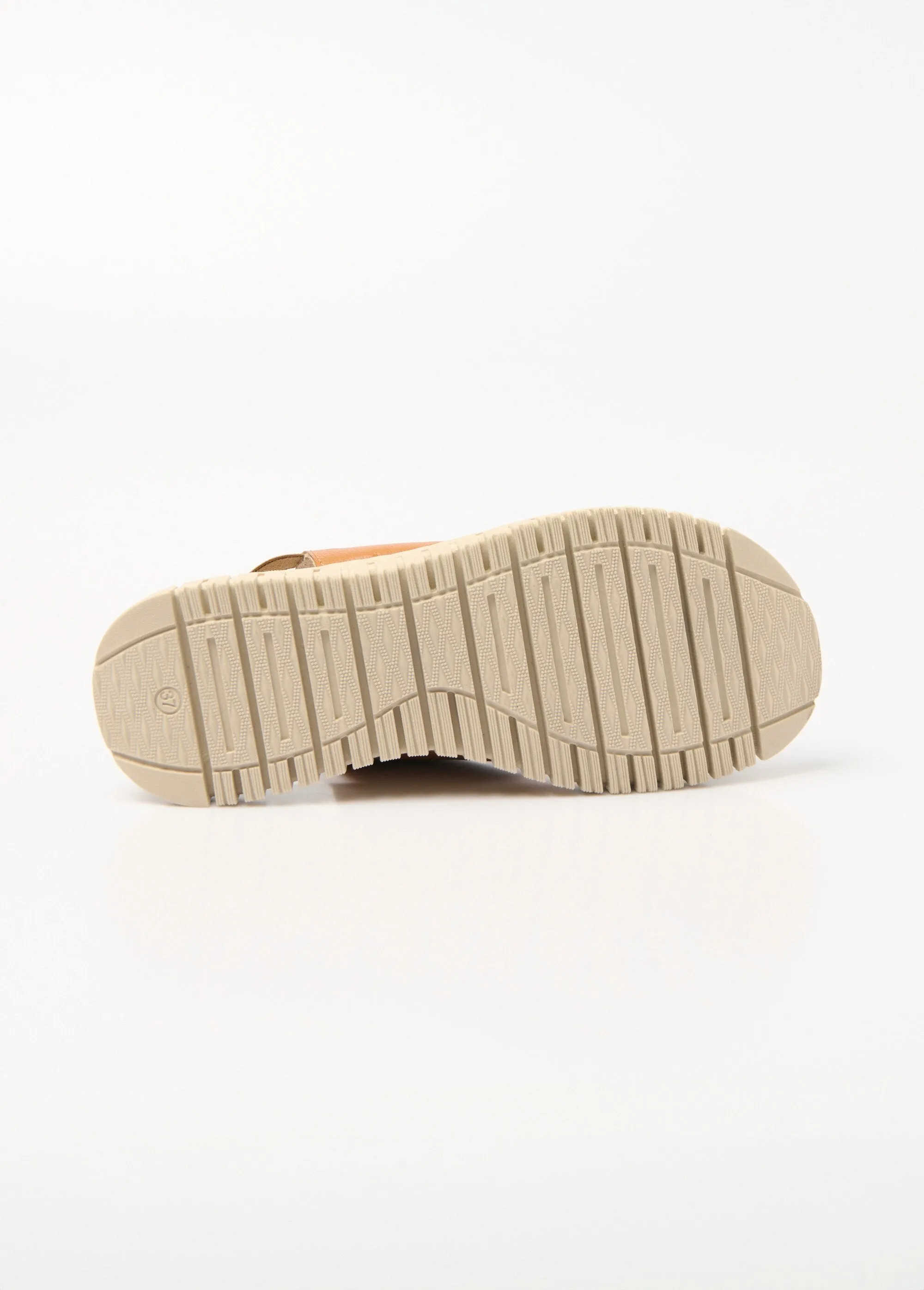 Non-slip sandals with wide crossed straps